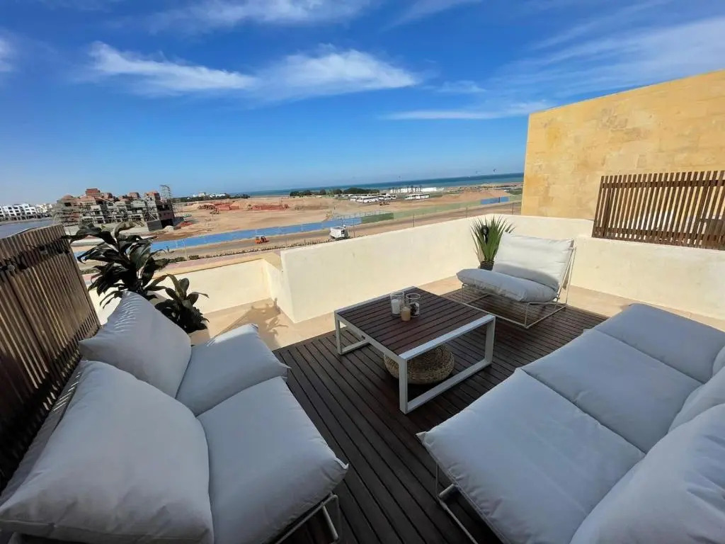 A Stunning Seaview Penthouse; 3bedrooms + Nanny