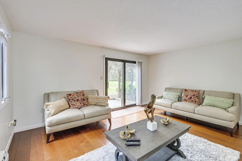 Quaint Bristol Townhome ~ 14 Mi to West Hartford!