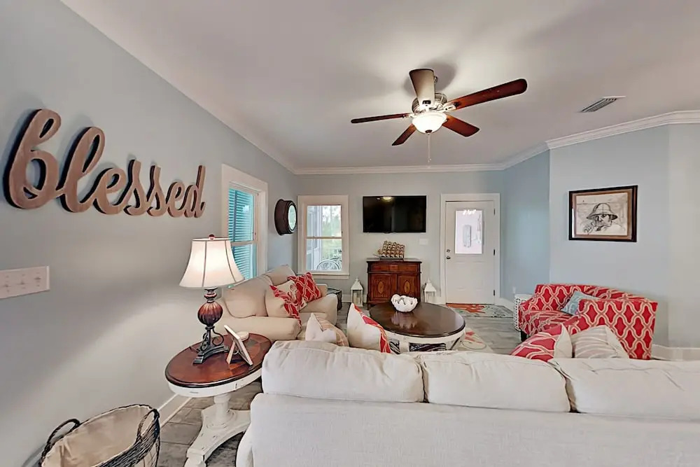 Stylish Beach W/ 2 Pools & Screened Deck 3 Bedroom Cottage