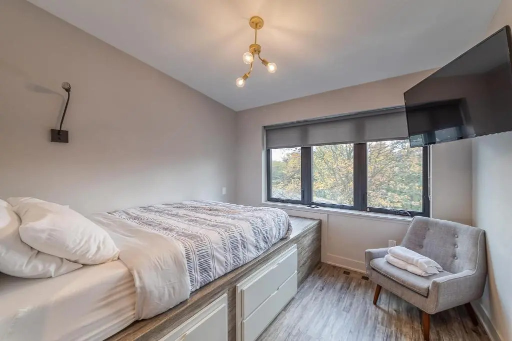 New Private Suite in Tech-enabled townhome