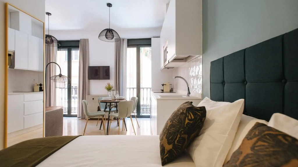 Chiqui and Vicente Bright Apartment