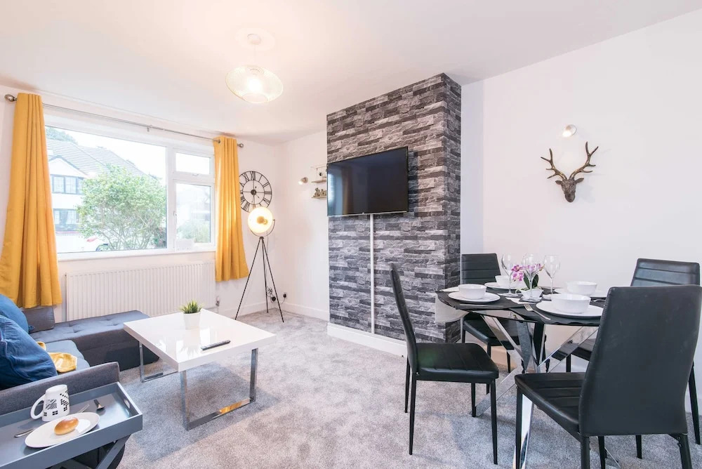 Michaelmas, Coventry - 2 Bed House Apartment