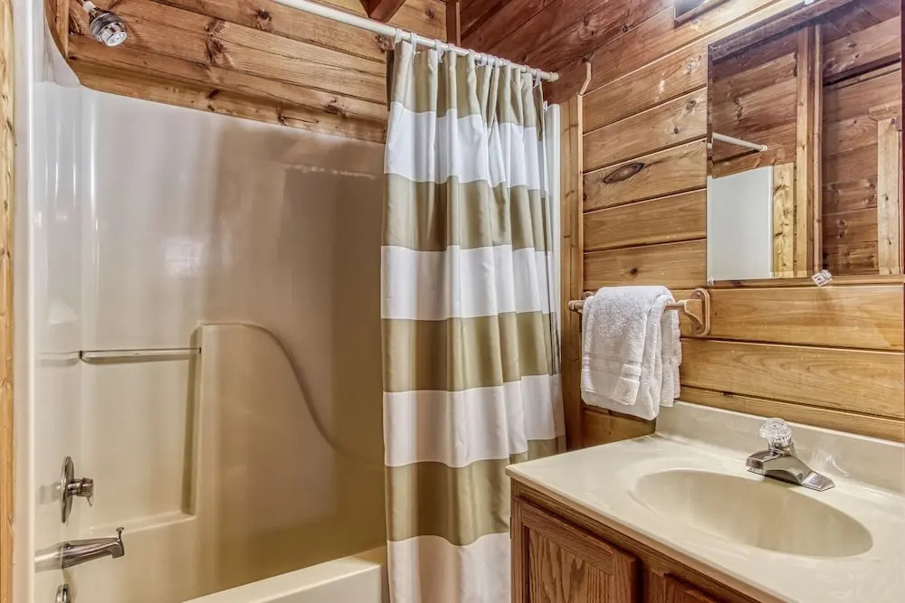 ER5 - Log Heaven - Great location! Close to all the action! cabin