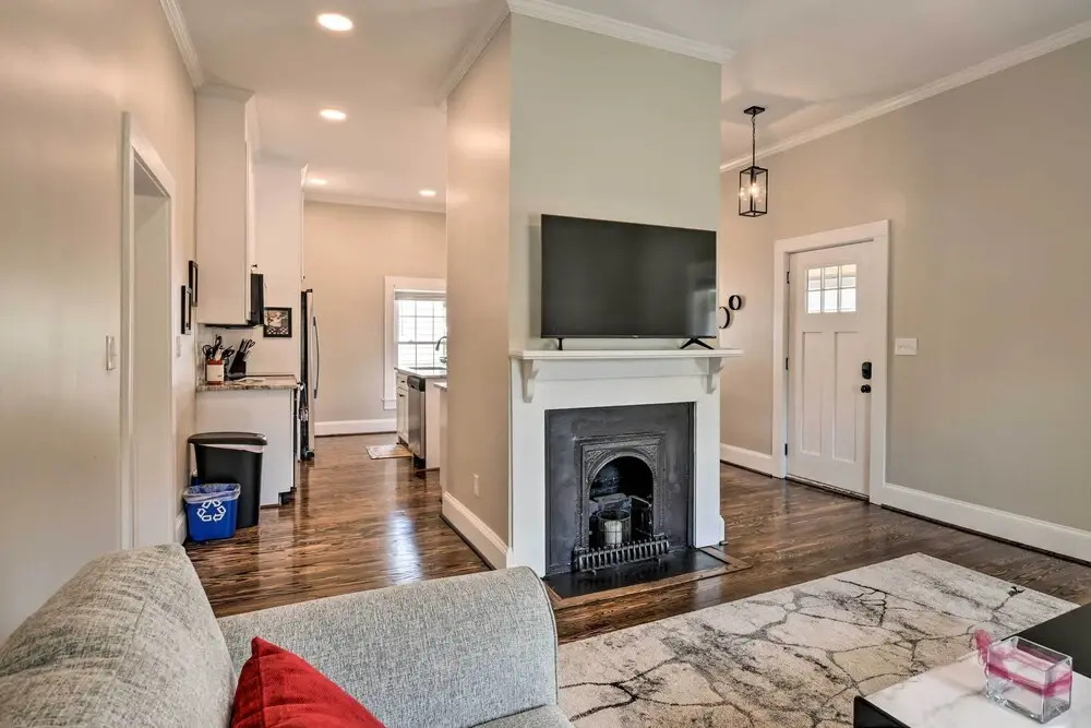 Ideally Located 'penne Place' w/ Deck & Grill