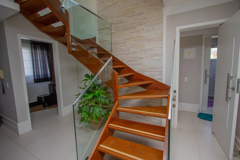 Duplex na Riviera à 70m da praia e próximo ao Shopping.