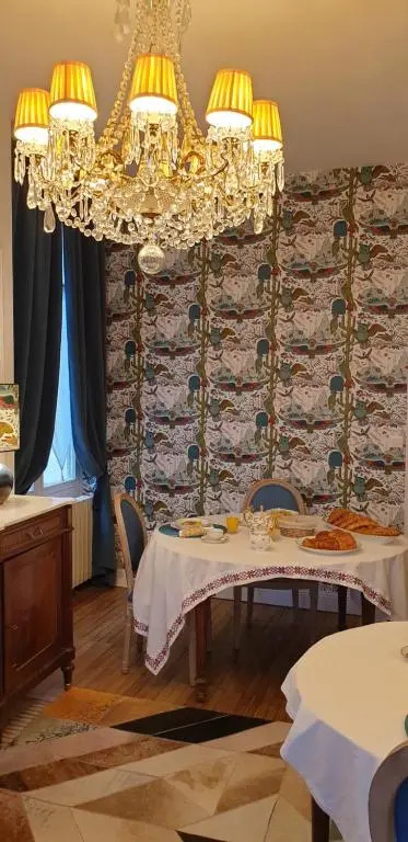 LA MAISON LEONARD