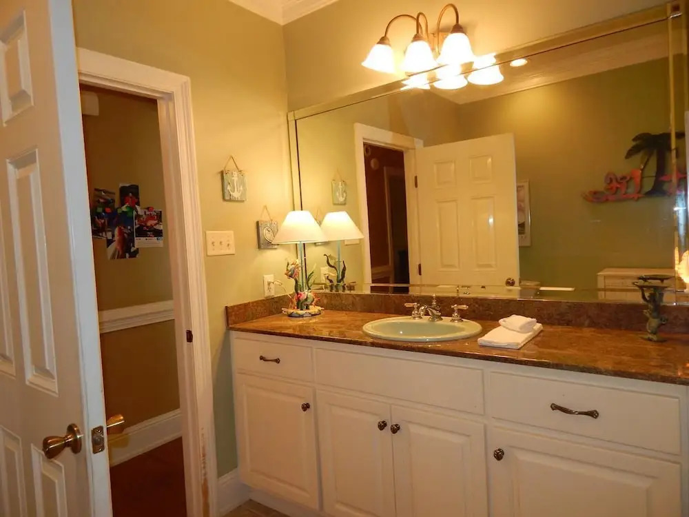 015 Red Roof Inn 4 Bedrooms 4 Bathrooms Home