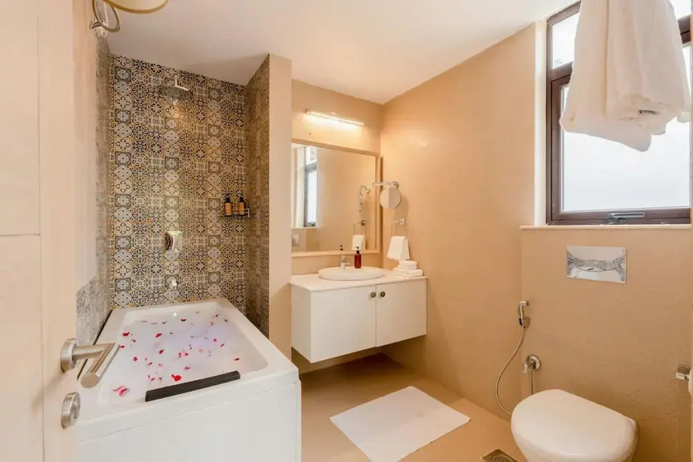 Spacious 3-br Apartment With Pool in Candolim