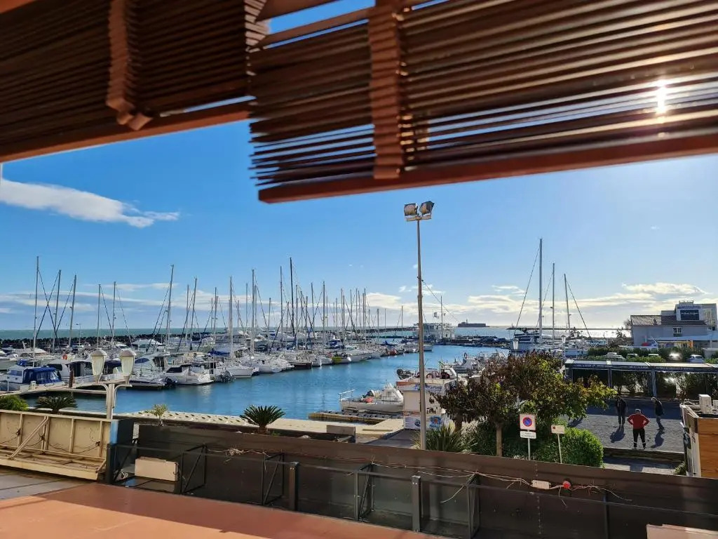 Résidence de standing la Pêcherie Spacieux T3 comme un cocon familial vue mer et sur l'avant port Sur le bout du bout de Cap d'Agde seule cap en Occitanie