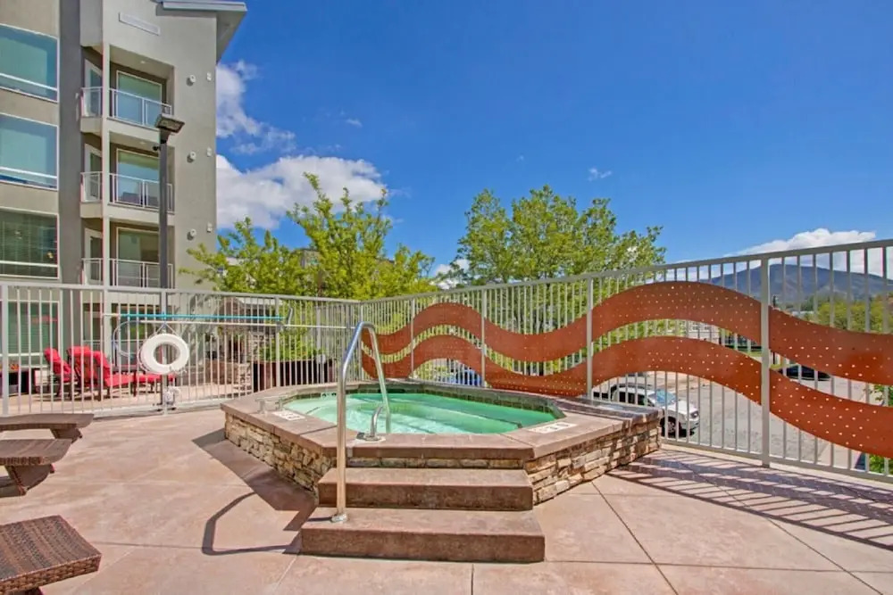 Spacious 2-Bedroom Urban Oasis