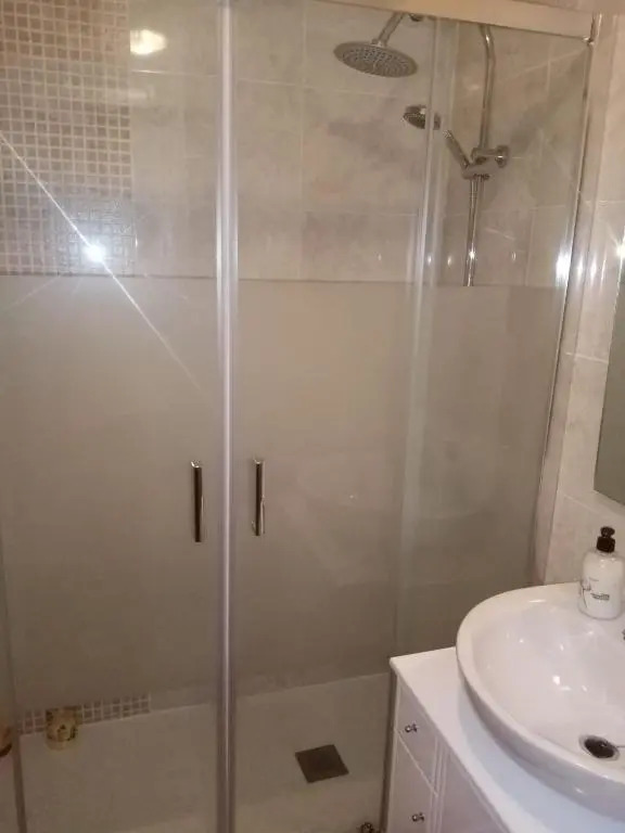 Lovely 2 bedroom house with free parking and pool, near a golf course