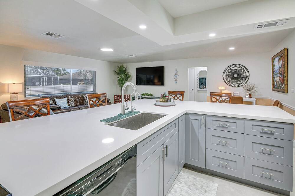 < 2 Mi to Marco Island Beach Access: Modern Oasis