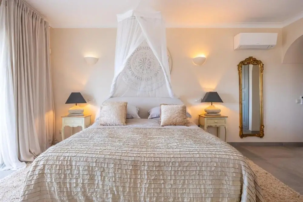 Private Bedroom in a Luxurious Villa, Budens