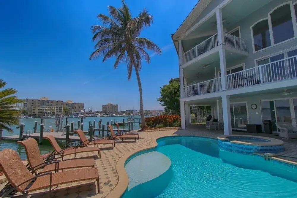 Beachcomber's Luxury - 5 Br home by RedAwning