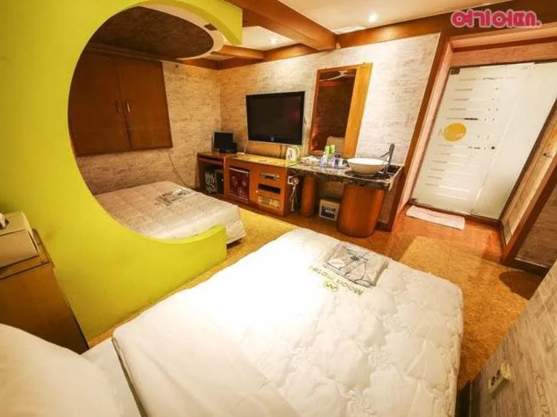 Moon Hotel