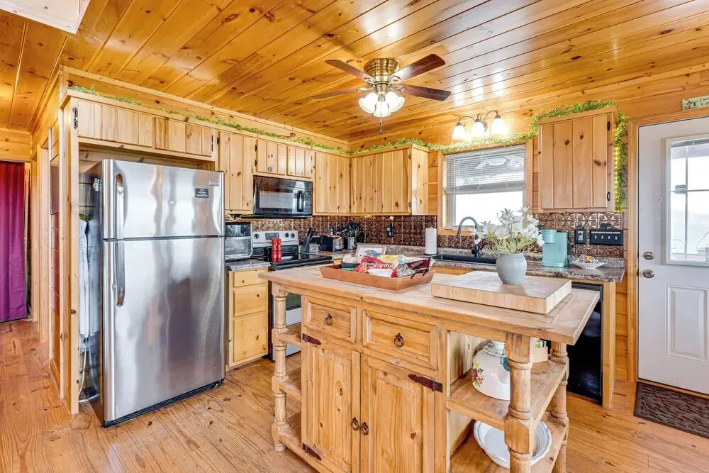 Mtn-View Cabin: Deck & Pets Welcome in Murphy