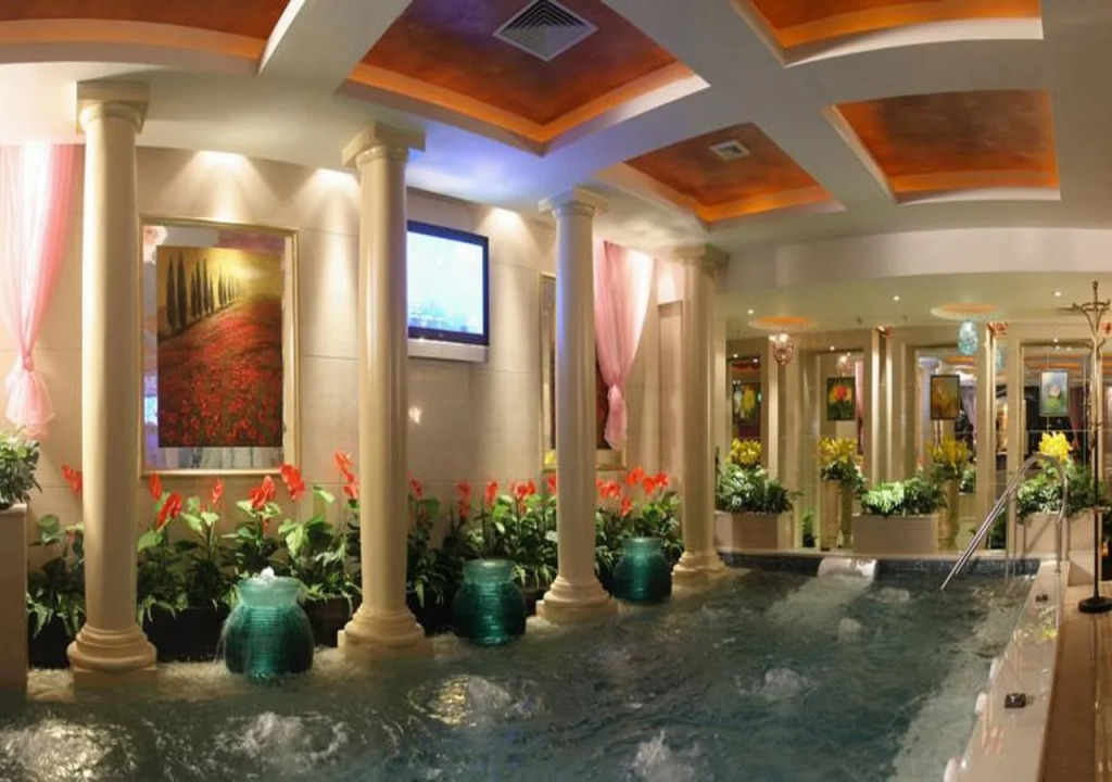 Shenzhen Kaili Hotel, Guomao Shopping Mall
