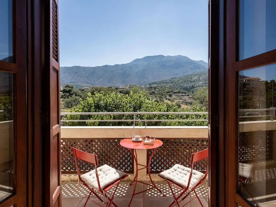 Aloni House - Spacious secluded villa with pool, up to 10 guests