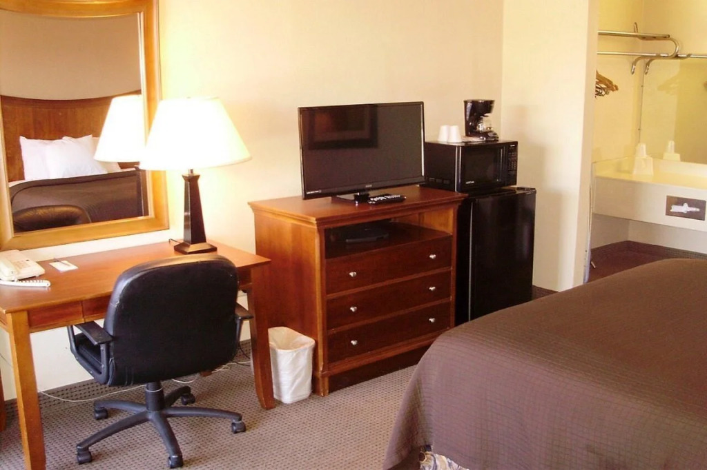 Trade Winds Central Inn