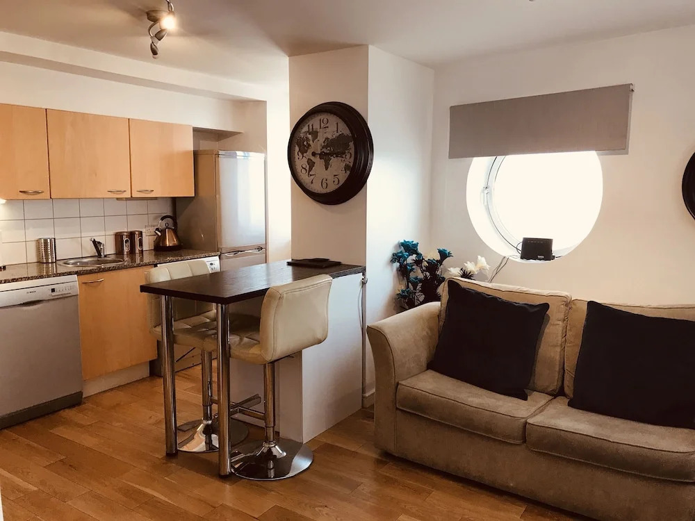 1 Bed Luxe Dockland Apartment - Free parking