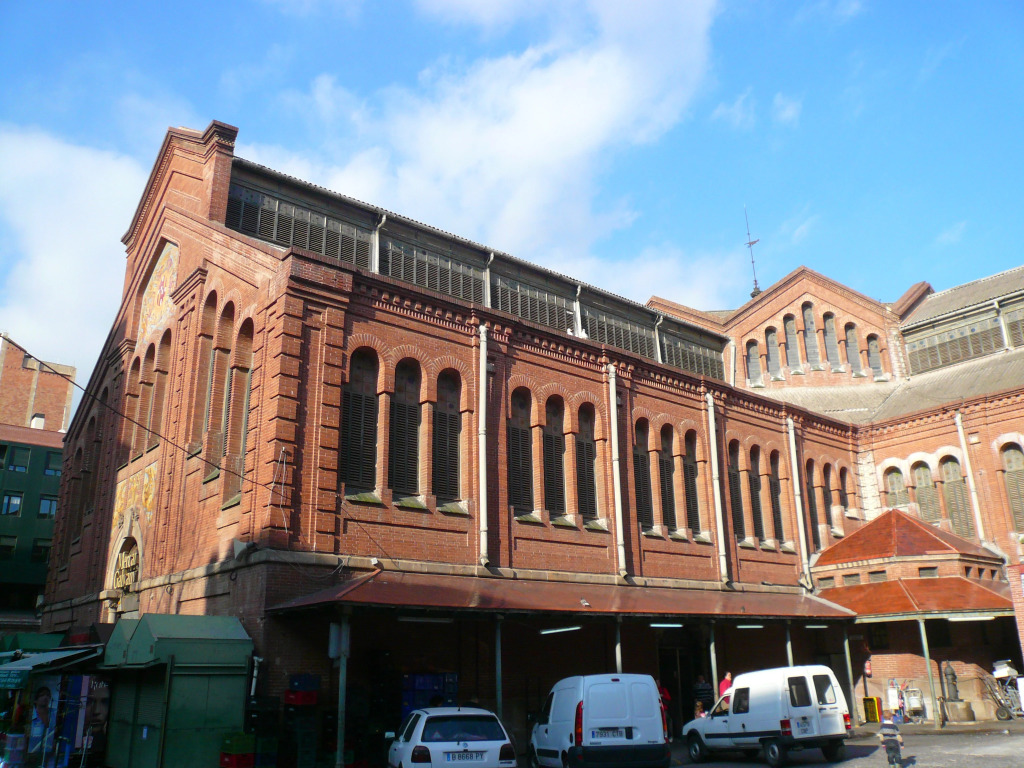 MIRALL,EN EL MEJOR BARRIO DE LA CIUDAD, frente a un mercado emblemático, rodeado de comercios y restaurantes y muy bien comunicado con todo.