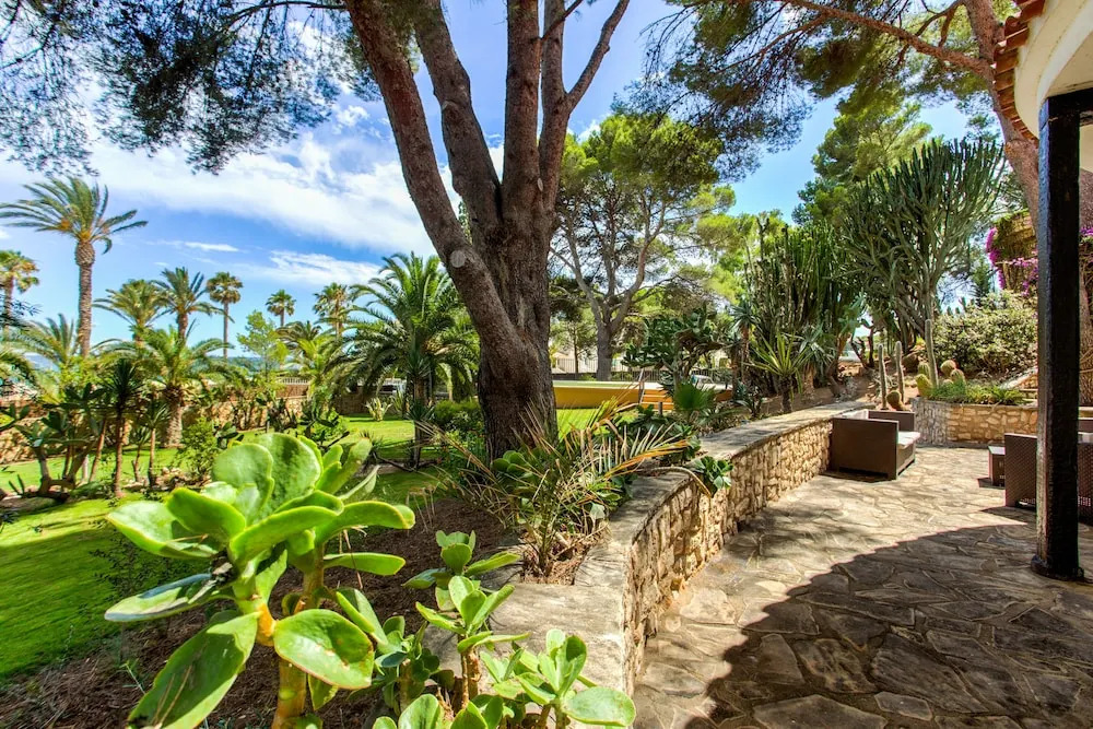 TarracoHomes, Villa with Botanic Garden and Private Pool facing the Beach