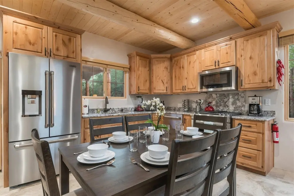 Linda - Stunning Contemporary Home, Walk to The Plaza