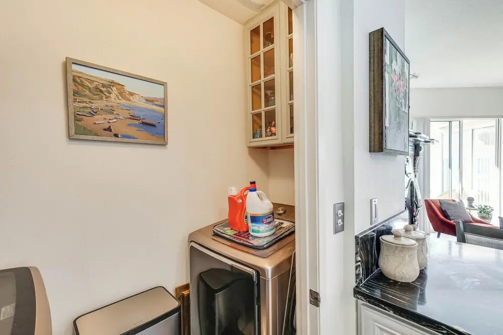 Luxe Long Beach Condo w/ Pool: 1 Mi to Shoreline!