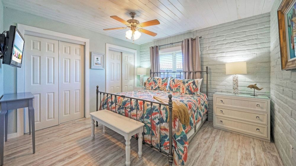 Pour Me a Vacation Mins to Beach, Community Pool+tennis Court, Private Balcony