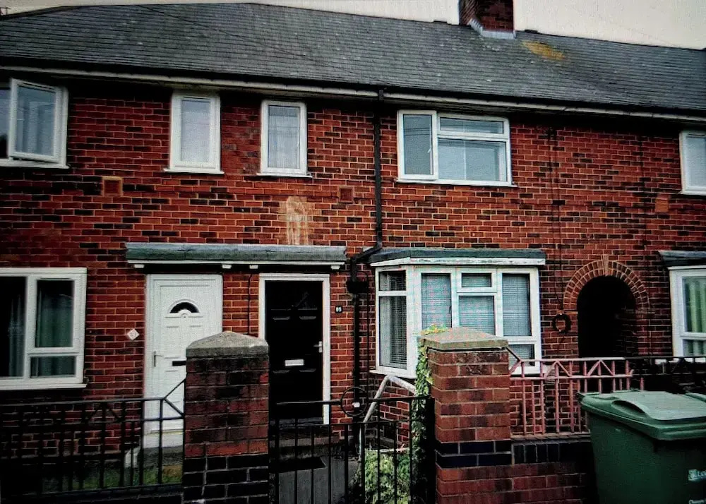 2 Bedroom House in Leeds - Sleeps 5, Wifi, Parking