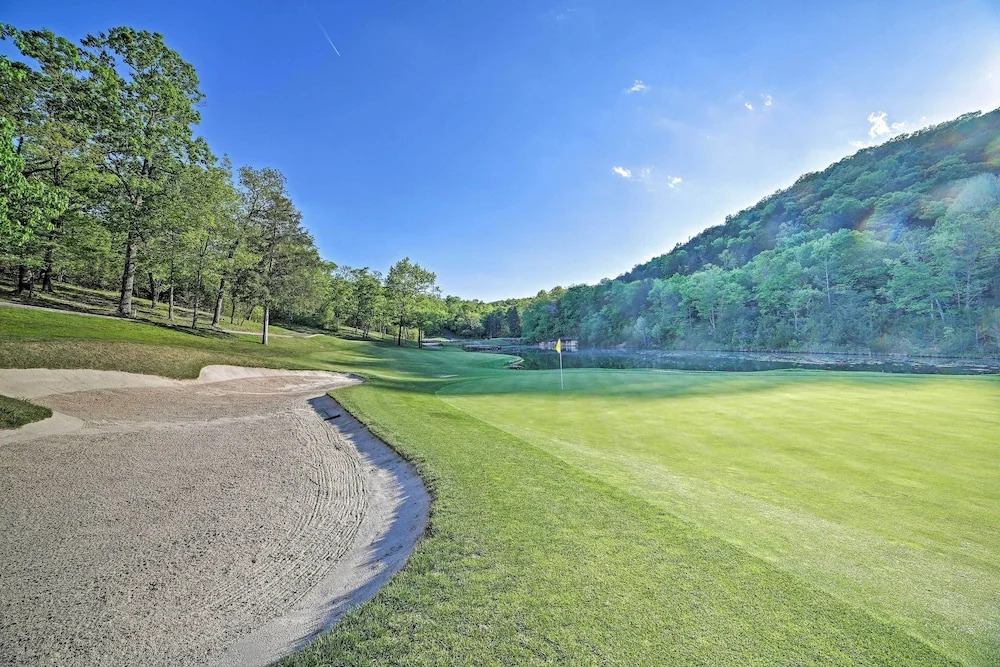 Relax Poolside! Golfers Oasis in Branson West