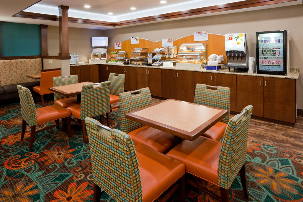 Holiday Inn Express and Suites St. Cloud by IHG