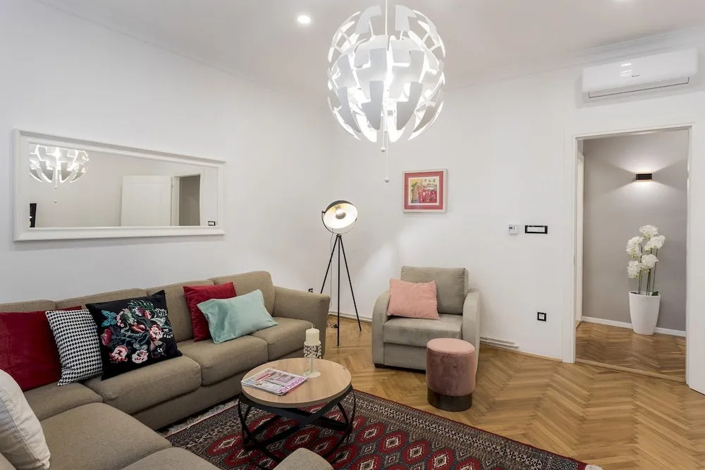 Spacious 2BDR Apartment few steps from City Center