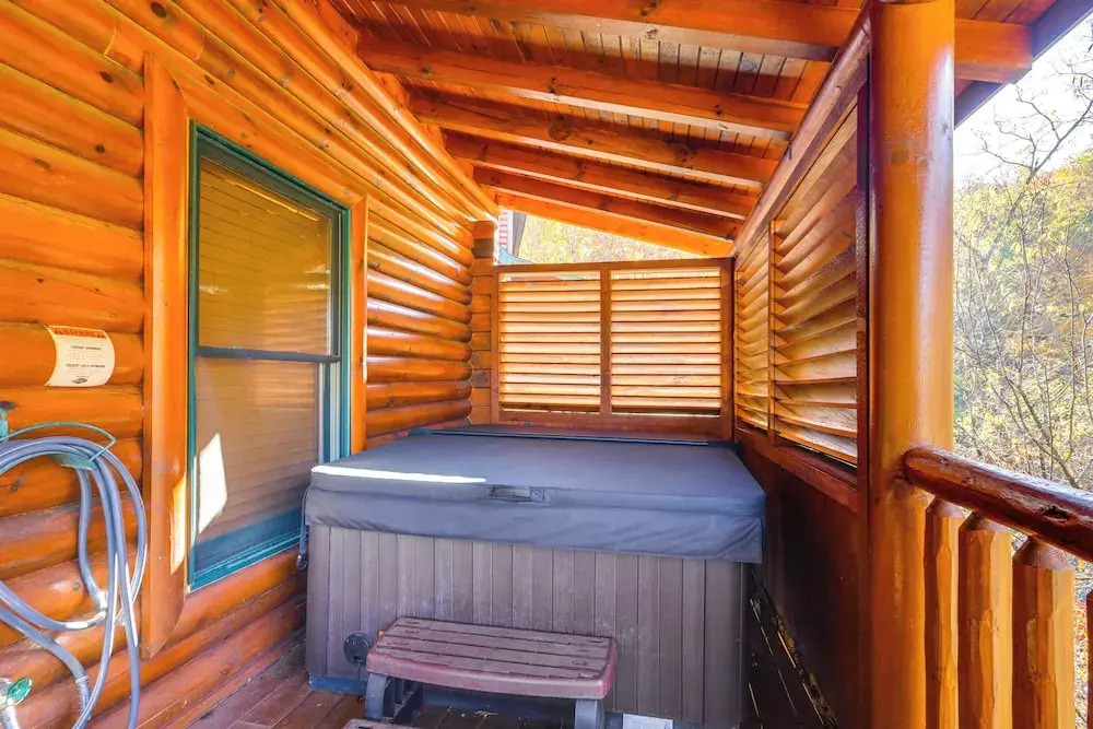 5 Mi to Dtwn: Cabin w/ Hot Tub in Pigeon Forge!