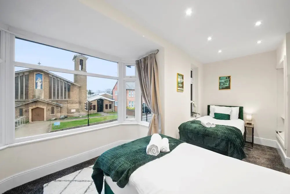 Large 5 Bedroom-free Parking-great Transport Links