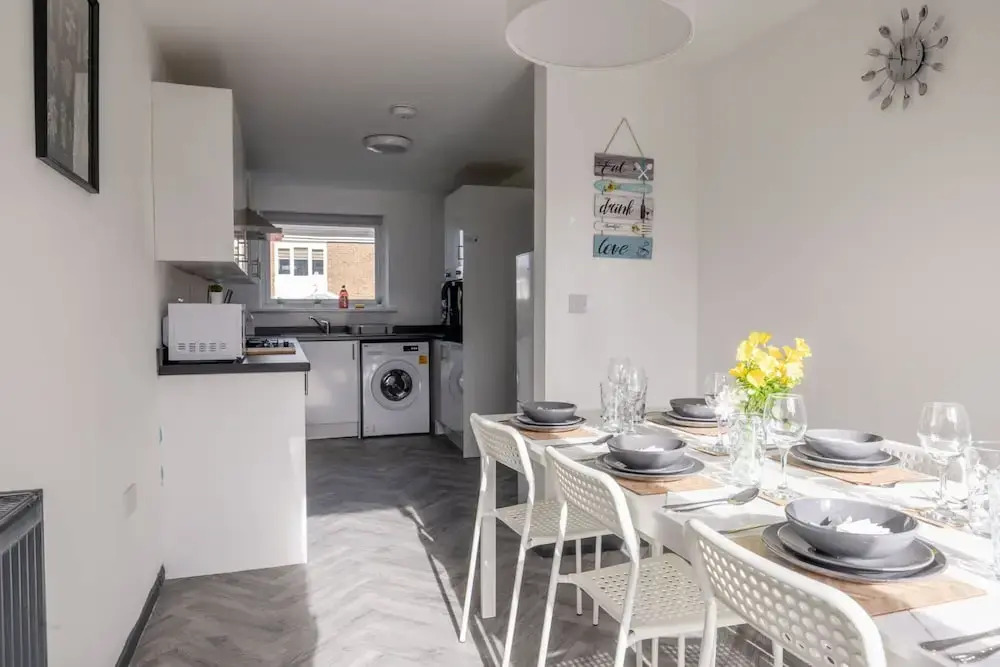 Modern 3 Bed House-free Parking