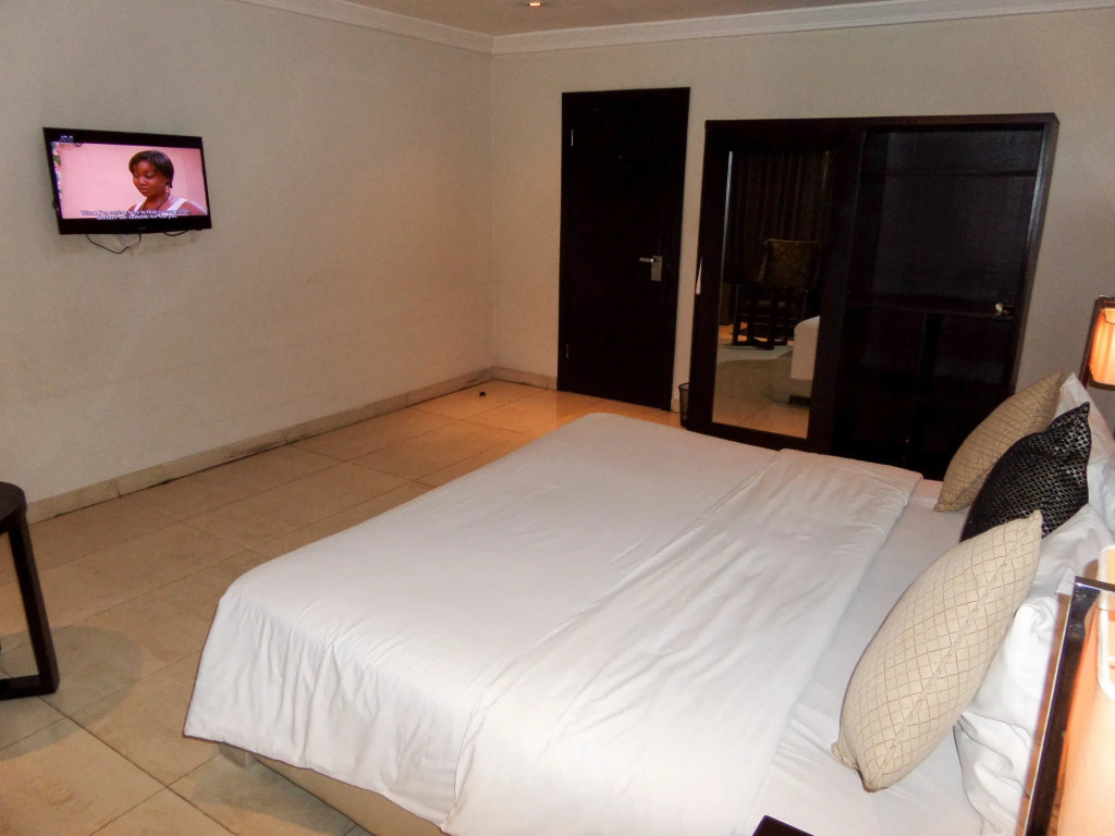 S & S Hotel & Suites