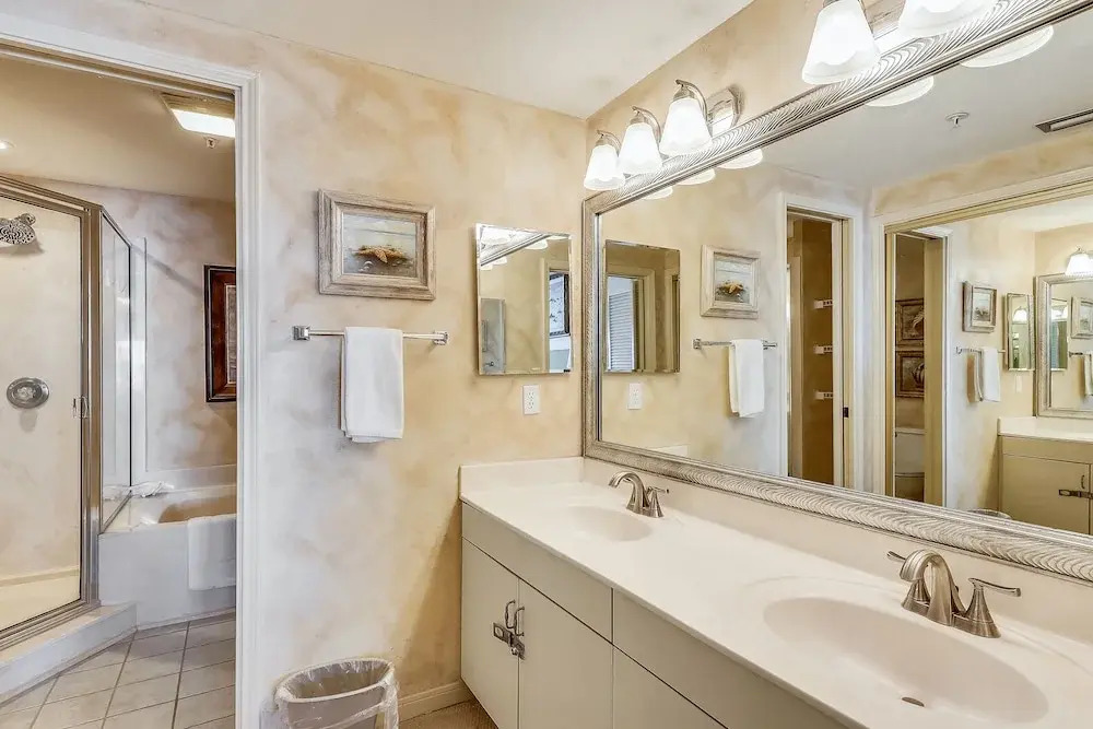 Waterview Yacht Club 532 is a 3 BR with Stunning views of the Pass by RedAwning