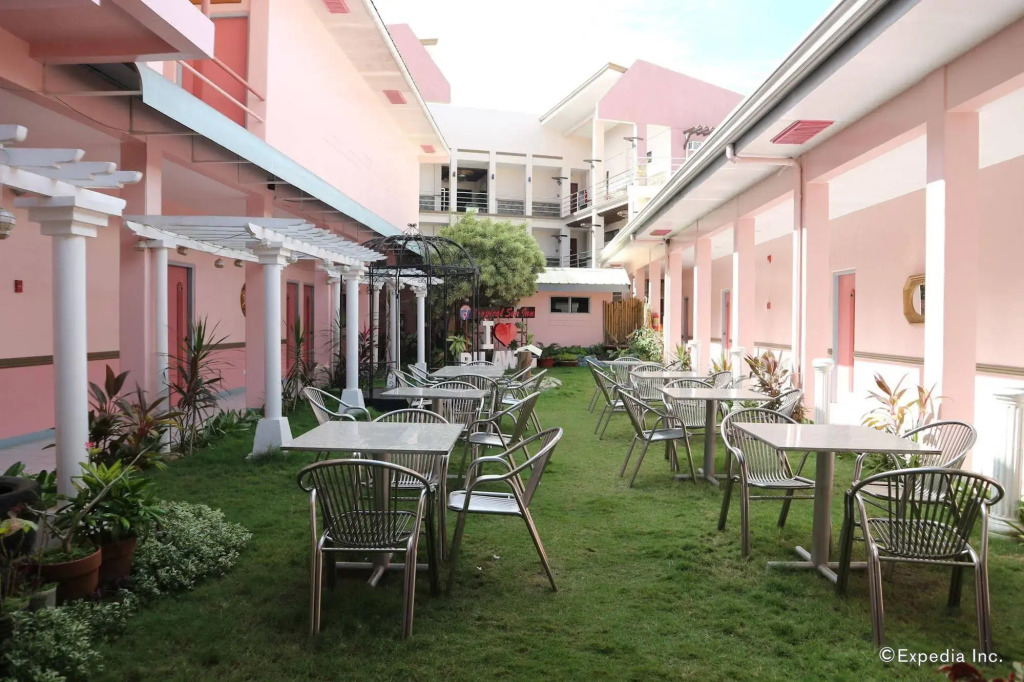 Tropical Place Hotel by RedDoorz