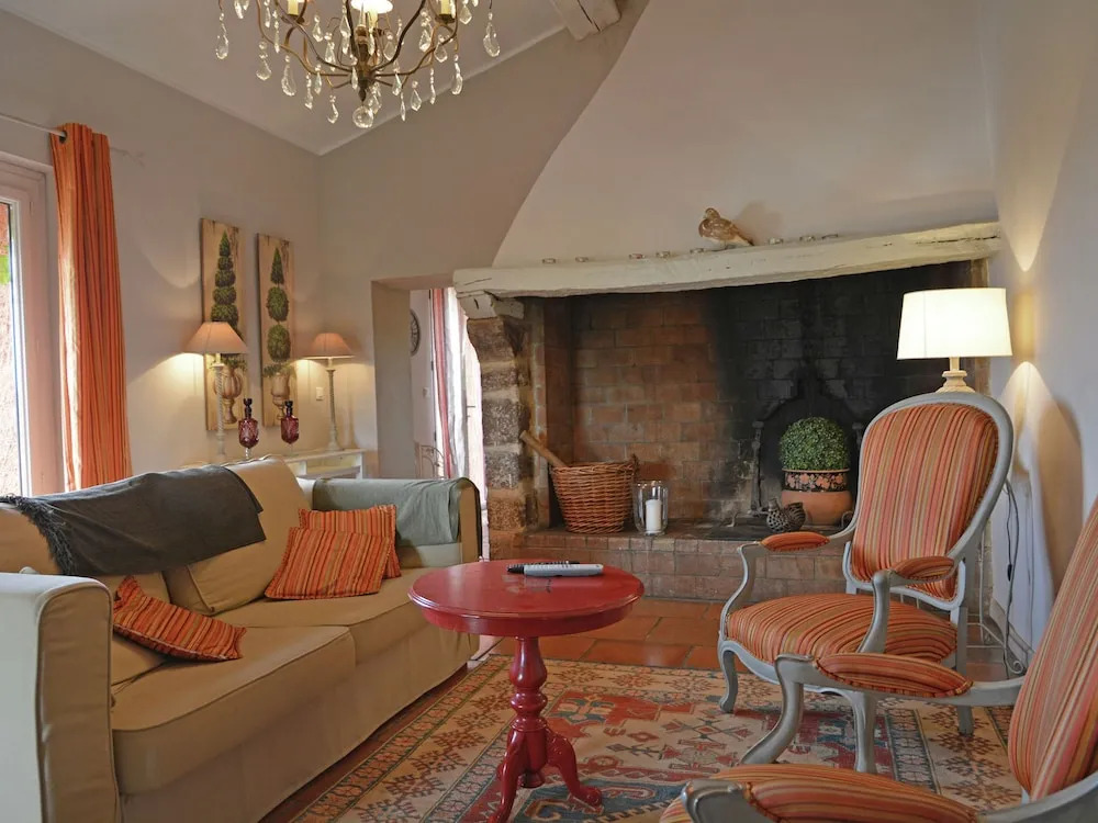 Spectacular Villa in Viols-en-laval With Swimming Pool