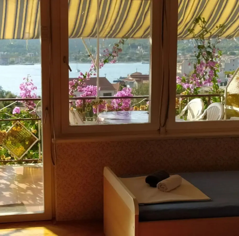 Apartment in Vinisce 100m From the Sea