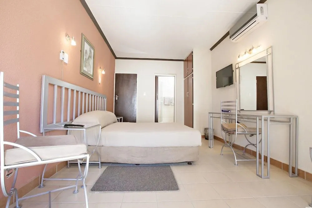 Col-John Hotel