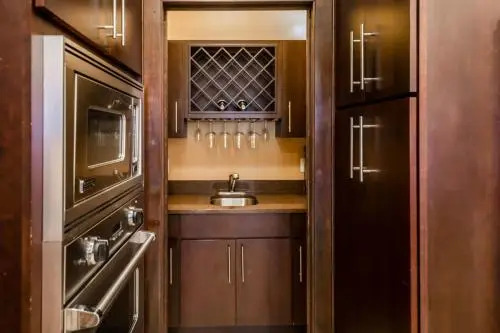 LazyKey Suites - Gorgeous 3BD Penthouse w/Spa and a Private Deck