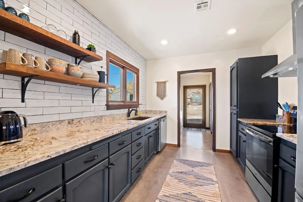 Dreamspace - Hot Tub, Fire Pit, 5 Min. To Park 2 Bedroom Home by RedAwning