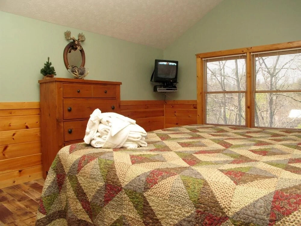 Whisper Mountain 2 Bedroom Home with Hot Tub