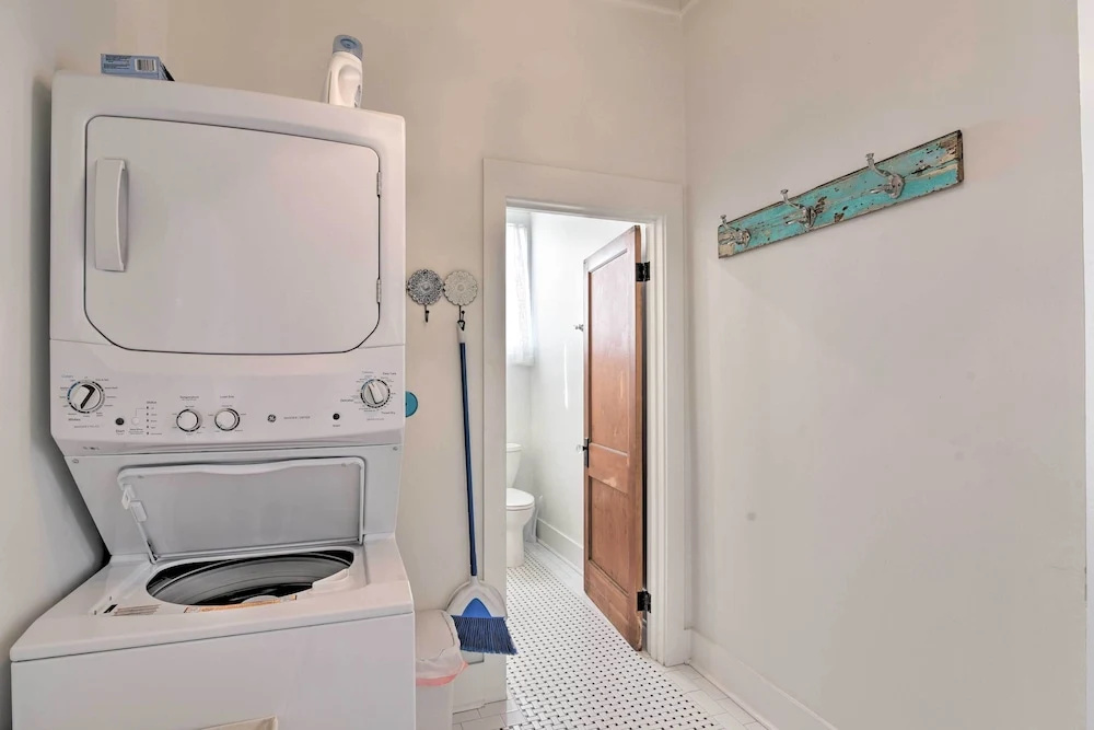 Near Beach & Strand: Bright Cottage in Galveston