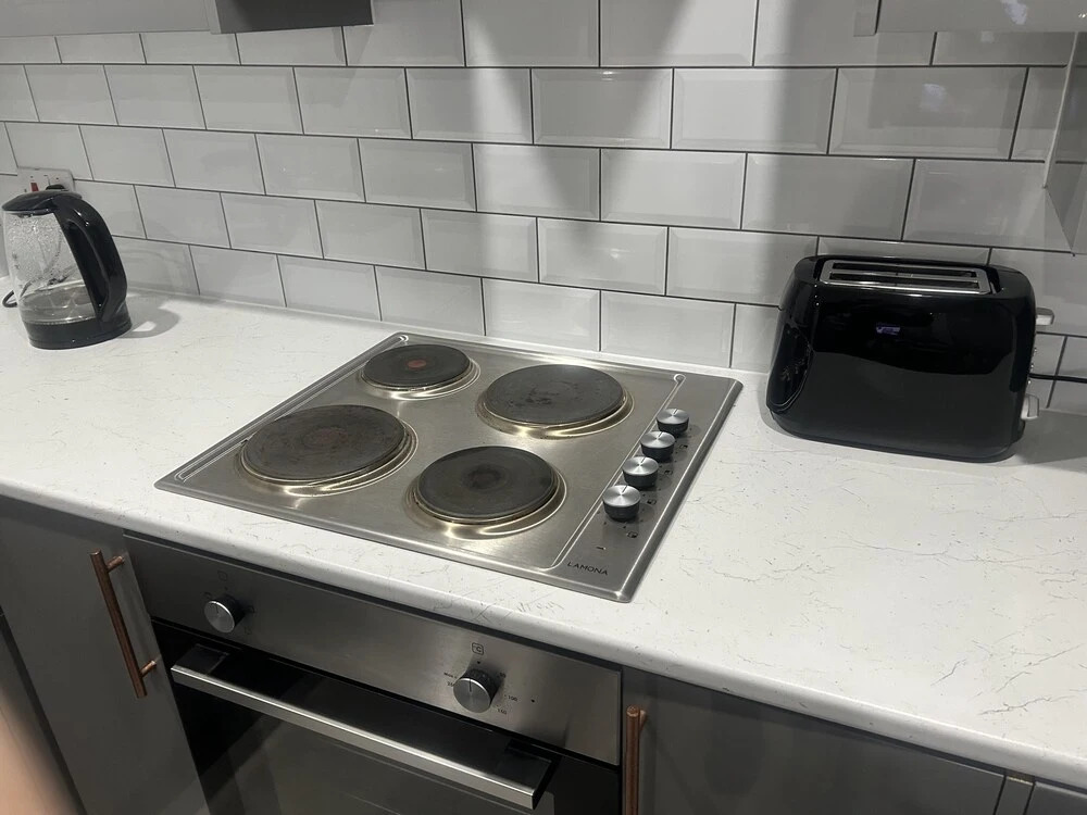 Private Luxury Apartment - Free Parking & Wi-fi