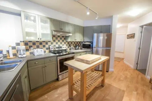 Luxury 2BR Oceanfront Condo by OnlyBC 201