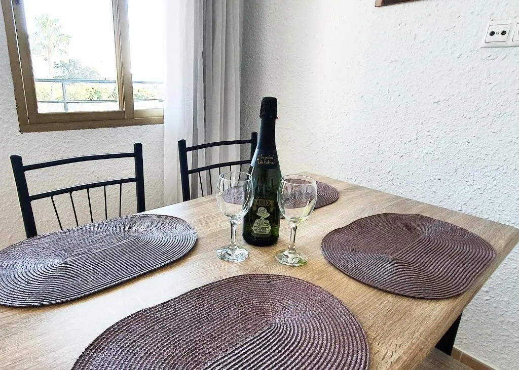 Skol 427 Spacious 1 Bedroom Apartment with Sea Views