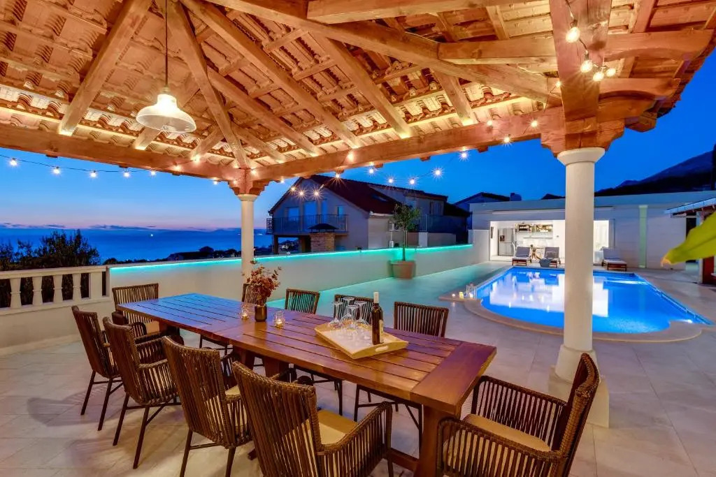 Seaview Villa MaToLi with heated 50sqm pool and 4 bedrooms, close to Split
